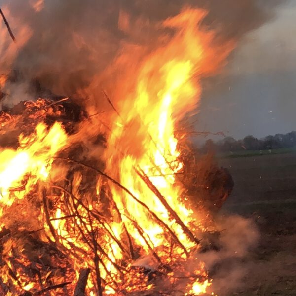 Osterfeuer in Scheuen